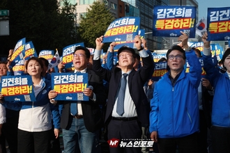 [NEWSinPhoto/시민언론 뉴스인포토닷컴] 더불어민주당, 김건희 윤석열 국정농단 규탄・특검 촉구 국민행동의 날, 주최 측 30만 명, 경찰 1만 7천여 명 민주당 장외 투쟁 . 정혁진 변호사?, 겨우 몇만 명으로 11월은 특검의 달이 아닙니다. 11월은 누가 뭐라 해도 선고의 달입니다. 이종근 정치평론가? 장외집회를 하는 정당은 소수당으로 정상적인 절차로 자기들의 의견을 관철할 수 없을 때 하는 것인데, 첫째 지금이 그런 상황인가? 또한 그것을 말하는 사람의 도덕성, 이런 이야기를 말할 수 있을 정도로 자격을 갖춘 사람인가?